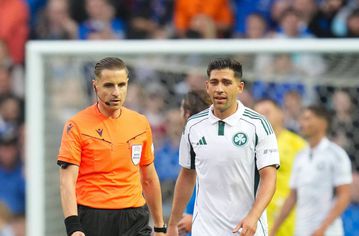 Ο διαιτητής του Ελλάδα - Δανία, οι... μεθυσμένοι Πολωνοί VARίστες του και η κλεμμένη ταμπέλα