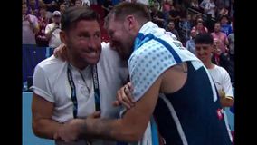 EuroBasket 2025: Απίθανο σκηνικό με τον Ντόντσιτς να «πνίγει» με ιδρώτα τον Ρούντι Φερνάντεθ (vid)