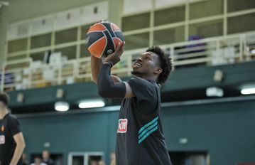 Σορτς: «Θα δώσω ό,τι έχω για να φέρω πίσω το τρόπαιο της EuroLeague!» (vid)