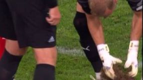 Απίστευτο περιστατικό στο Αυστρία-Κύπρος: Άνοιξε τρύπα στον αγωνιστικό χώρο και το ματς διακόπηκε