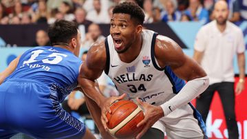 «Μπουλντόζα» κανονική ο Αντετοκούνμπο στο πρώτο ημίχρονο με αντίπαλο το Ισραήλ - Η εκπληκτική στατιστική του (vid)