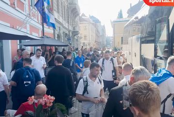 Eθνική Σερβίας: Με σκυμμένα κεφάλια και χειροκροτήματα από φιλάθλους αναχώρησε η αποστολή από την Ρίγα (vid)