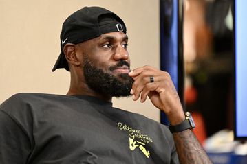 «Εκτοξεύτηκαν» στα ύψη τα εισιτήρια στο τελευταίο παιχνίδι της κανονικής διάρκειας των Λέικερς περιμένοντας την ανακοίνωση απόσυρσης του ΛεΜπρον Τζέιμς