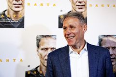 Ο Μάρκο φαν Μπάστεν ξέσπασε κατά του Άγιαξ: «Υπάρχουν πάρα πολλοί νάνοι και κλόουν»