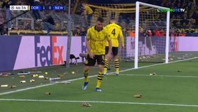 Οι οπαδοί της Ντόρτμουντ πέταξαν απομιμήσεις ράβδων χρυσού για τους ιδιοκτήτες της Νιούκαστλ