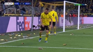 Οι οπαδοί της Ντόρτμουντ πέταξαν απομιμήσεις ράβδων χρυσού για τους ιδιοκτήτες της Νιούκαστλ