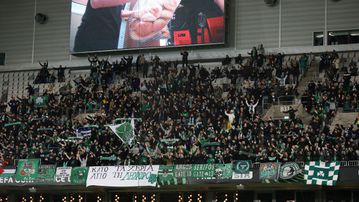 Οι οπαδοί του Παναθηναϊκού στη γήπεδο της Τζουργκάρντεν