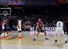 Απίθανο καλάθι από τον Οκέκε πίσω από το κέντρο στο Clásico (vid)