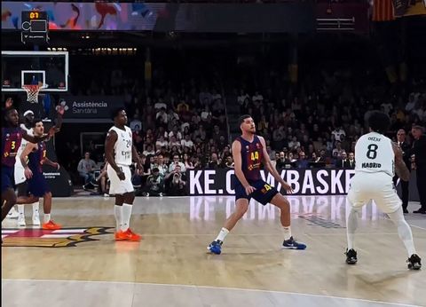 Απίθανο καλάθι από τον Οκέκε πίσω από το κέντρο στο Clásico (vid)