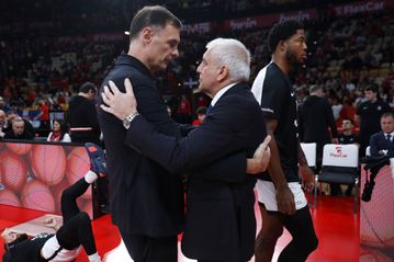 Ένθερμη χειραψία ανάμεσα σε Μπαρτζώκα και Ομπράντοβιτς (pic)