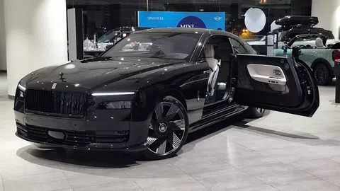 Η πρώτη αμιγώς ηλεκτρική Rolls Royce ήρθε στην Ελλάδα – Αποκλειστικές εικόνες