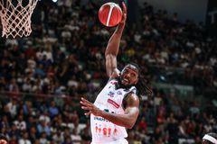 Ένας πολύπειρος και σαρωτικός σέντερ: Το προφίλ του Κένεθ Φαρίντ, που κλείνει ο Παναθηναϊκός