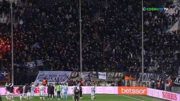 Οι πανηγυρισμοί των παικτών του ΠΑΟΚ με τους φίλους της ομάδας μετά τη λήξη του αγώνα με τον Βόλο