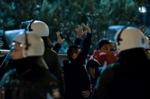 Χίλιοι οπαδοί του Ολυμπιακού εγκλωβισμένοι στο κλειστό του Ρέντη - Δεν τους αφήνει η αστυνομία να φύγουν (vid)