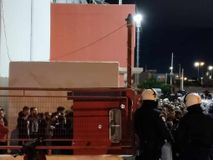 Παραμένουν στο «Μελίνα Μερκούρη» τα ΜΑΤ - 14 κλούβες στον περιβάλλοντα χώρο, προσαγωγές στο τμήμα για εξακρίβωση στοιχείων όσων έχουν μείνει