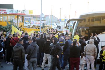 Υποδοχή και αποθέωση της αποστολής της ΑΕΚ στο Ηράκλειο (vid)