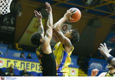 Διακοπή στο Περιστέρι - ΑΕΚ: Οι οργανωμένοι των γηπεδούχων σήκωσαν πανό κατά της αστυνομίας