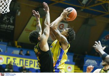 Διακοπή στο Περιστέρι - ΑΕΚ: Οι οργανωμένοι των γηπεδούχων σήκωσαν πανό κατά της αστυνομίας