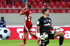 Ο Κωστούλας σκόραρε κόντρα στον Βόλο, φίλησε το σήμα και αποθεώθηκε από τον κόσμο του Ολυμπιακού (gallery)