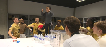 Το πιτσιρίκι που οργάνωσε το «πάρτι» στα αποδυτήρια της Ανζέ (vid)