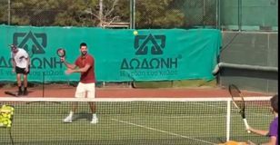 Επικός Τζόκοβιτς έπαιξε τένις με τηγάνι στο Καβούρι