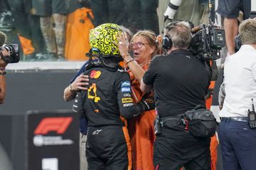 Η αγκαλιά του Νόρις στην μητέρα του μετά την κατάκτηση του τίτλου (vid)