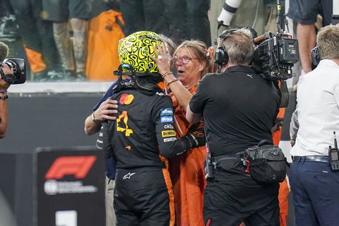 Η αγκαλιά του Νόρις στην μητέρα του μετά την κατάκτηση του τίτλου (vid)