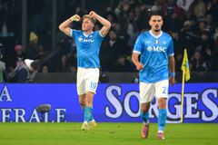 Η Νάπολι «λύγισε» τη Γιουβέντους με πρωταγωνιστή Χόιλουντ και παρέμεινε στην κορυφή