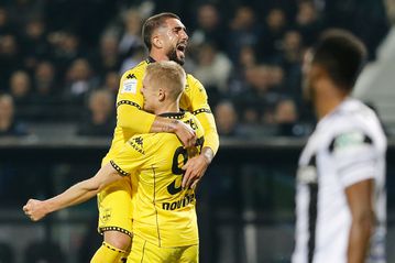 Ο Γιένσεν με κεφαλιά το 1-1 του Άρη