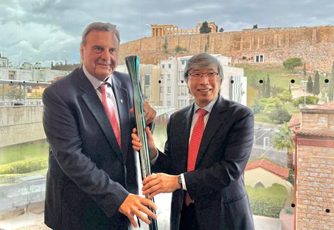 Ο Patrick Soon-Shiong, ο γιατρός που ανακάλυψε δύο αποτελεσματικά φάρμακα για τον καρκίνο ήταν Λαμπαδηδρόμος στην Αθήνα (pics)