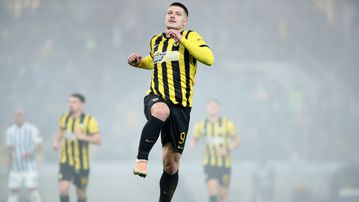 Ο Λούκα Γιόβιτς με πέναλτι έκανε το 2-0 για την ΑΕΚ κόντρα στον Ατρόμητο