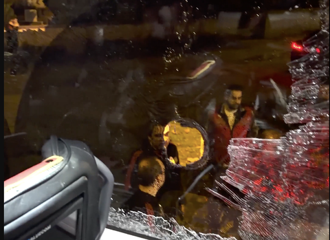 Επίθεση με πέτρες στο πούλμαν της Γαλατασαράι (vid)