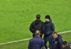 Στιγμιαία ένταση με πρωταγωνιστές τους προπονητές: Η κίνηση του Χιμένεθ τη στιγμή που ο Λουτσέσκου περνούσε από δίπλα του (vid)