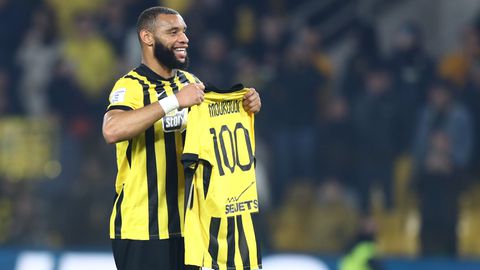 Ο Μουκουντί έφτασε τις 100 συμμετοχές με την ΑΕΚ και γνώρισε την αποθέωση (gallery + vids)