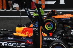 Ο λόγος που ο Νόρις δεν έβγαλε το κράνος μετά την κατάκτηση του τίτλου (vid)