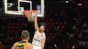 Ο Ολυμπιακός ανεβάζει ένταση σε επίθεση και άμυνα και παίρνει το προβάδισμα κόντρα στην ΑΕΚ