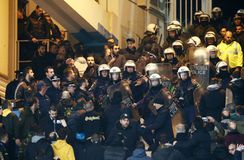 ΑΕΚ - Παναθηναϊκός: Ένταση οπαδών - αστυνομίας και δακρυγόνα έξω από την OPAP Arena