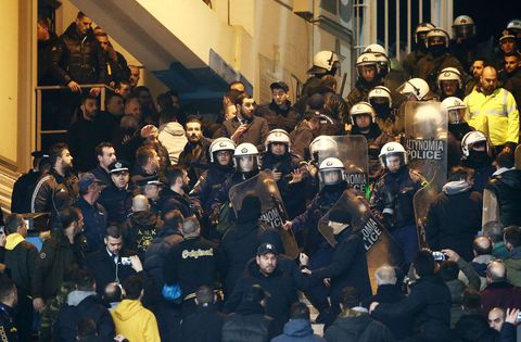 ΑΕΚ - Παναθηναϊκός: Ένταση οπαδών - αστυνομίας και δακρυγόνα έξω από την OPAP Arena