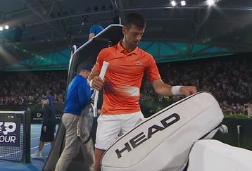 Ο Τζόκοβιτς έχασε το πρώτο σετ και ξέσπασε στον αδερφό και τον ατζέντη του (vid)