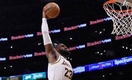 «Βασιλιάς» και στα καρφώματα: Ο ΛεΜπρόν Τζέιμς κάνει poster τους αντιπάλους του και στα 39 του! (vid)