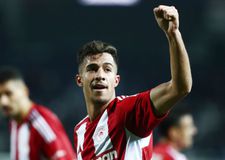 Αυτό είναι το συμβόλαιο του Κωστούλα με την Μπράιτον - Το κόστος της μεταγραφής για τον νεαρό φορ που περνάει ιατρικά