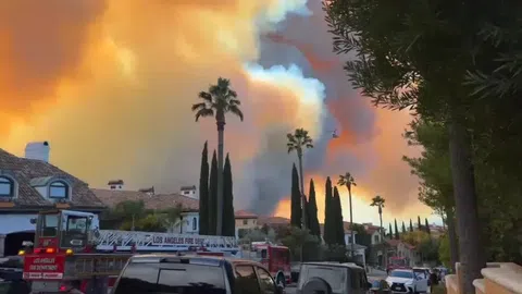 Σε κατάσταση έκτακτης ανάγκης το Λος Άντζελες - Μεγάλη φωτιά και εκκενώσεις