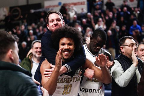 Κόρνες, χειροκροτήματα και ασταμάτητος ενθουσιασμός για την πρόκριση της Καρδίτσας (pic)