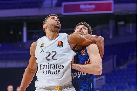 Εύκολα η Ρεάλ τη Μακάμπι με ρέκορντμαν Ταβάρες