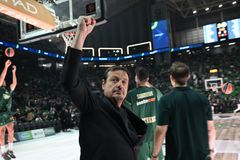 Αποθέωση για Αταμάν από τον κόσμο του Παναθηναϊκού και απάντηση με υψωμένες γροθιές (vid)