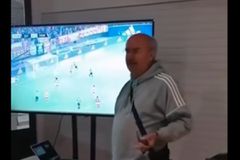 Υπέροχο βίντεο: Ιταλός προπονητής κάνει διάλεξη πάνω στο αριστούργημα του Κωνσταντέλια στο Καραϊσκάκη