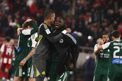 Oι έξαλλοι πανηγυρισμοί του Τεττέη στο φινάλε του Ολυμπιακός - Παναθηναϊκός