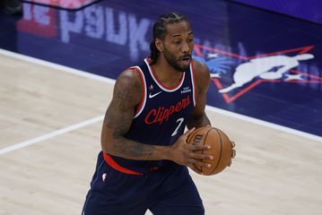 Παράσταση Λέοναρντ και άνετη νίκη των Κλίπερς επί των Τίμπεργουλβς