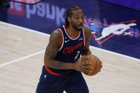 Παράσταση Λέοναρντ και άνετη νίκη των Κλίπερς επί των Τίμπεργουλβς