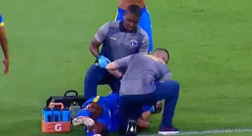 Σοκ στη Βραζιλία: Ποδοσφαιριστής κατέρρευσε με σπασμούς εν μέσω αγώνα (vid)